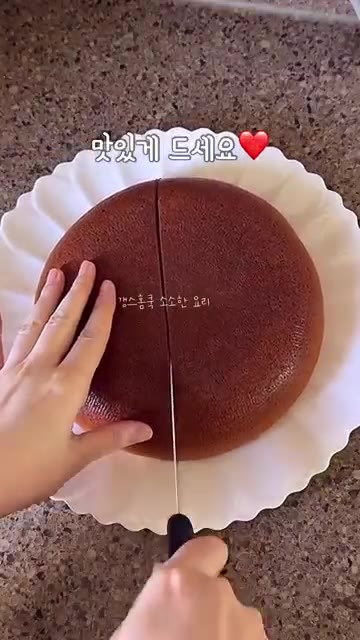 완성된 카스테라를 꺼내 한 김 식힌 후 맛있게 잘라 드세요. — 초보도 무조건 성공❗️초간단 전기밥솥 카스테라 만들기