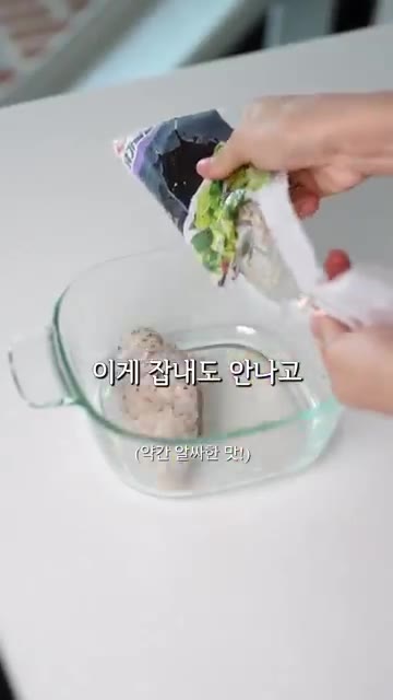 닭가슴살은 전자레인지에 돌려 익힌 후 잘게 찢어주세요. — 엄마 최애 메밀면 샐러드 레시피