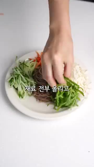 접시에 메밀면, 닭가슴살, 채썬 채소들을 모두 올립니다. — 엄마 최애 메밀면 샐러드 레시피