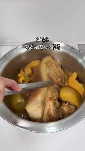 사과는 씨를 제거하고 마늘은 꼭지만 따서 다시백에 넣습니다. 냄비에… — 집에서 만드는 맛있는 수육과 무생채 레시피