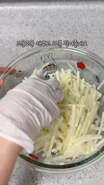 20분 후 고기를 한번 뒤집어 20분 더 끓입니다. 집게나 젓가락으… — 집에서 만드는 맛있는 수육과 무생채 레시피