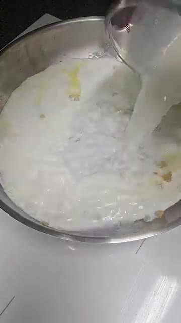 우유 400ml를 붓고 체다 치즈 3장을 넣어 저어줍니다. — 우리 엄마 초간단 요리 우삼겹 크림 리조또!