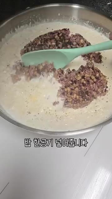 밥 1공기를 넣고 굴소스 1큰술을 넣어 섞어줍니다. — 우리 엄마 초간단 요리 우삼겹 크림 리조또!