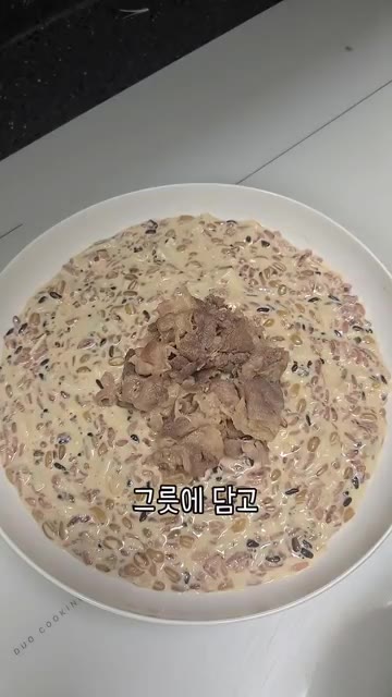 그릇에 리조또를 담고 볶아두었던 우삼겹을 올립니다. — 우리 엄마 초간단 요리 우삼겹 크림 리조또!