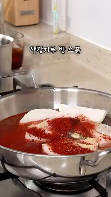 무를 큼직하게 썰어 냄비에 담고 물을 부어주세요. — 냉장고에 무 하나 있으면 감칠맛 폭발하는 무조림 어때요?