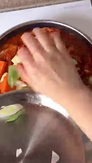 준비한 감자, 당근, 대파, 청양고추를 넣고 후추를 추가한 뒤 뚜껑… — 밥도둑❗️ 묵은지 닭볶음탕 레시피