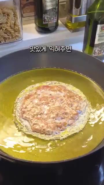 라이스페이퍼 위에 양념한 고기를 얇고 넓게 펴 바른 후 다른 라이스… — 밀가루, 계란 없이! 5분 완성 초간단 라이스페이퍼 육전