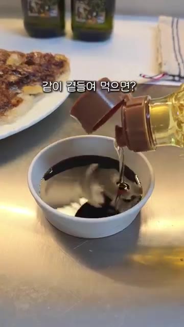 팬에 올리브 오일을 넉넉히 두르고 중약불에서 앞뒤로 노릇하게 익혀… — 밀가루, 계란 없이! 5분 완성 초간단 라이스페이퍼 육전