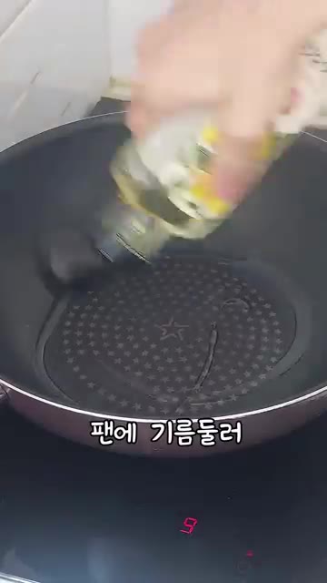 팬에 기름을 두르고 닭다리 정육을 껍질 쪽부터 올립니다. 소금으로… — 소금닭구이