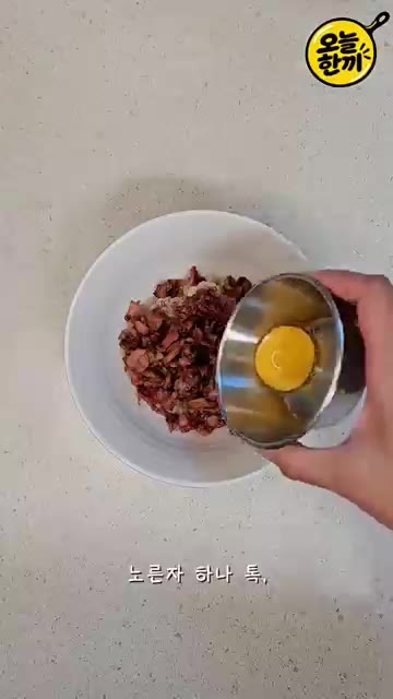 달걀노른자 하나를 올리고 깨를 솔솔 뿌려줍니다. — 스팸 반 캔으로 밥 두 공기 순삭! 10분 컷 스팸덮밥 🍚