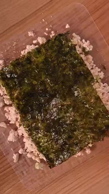물에 가볍게 적신 라이스페이퍼를 반죽 위에 덮어 테두리를 붙인다. — 바삭한 라이스페이퍼 명란두부전