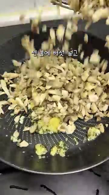 팬에 올리브 오일을 두르고 다진 마늘을 넣어 중약불에 볶아 마늘 향… — 냉장고에 버섯이랑 찬밥 있으면 제발 이대로 볶아보세요! 기절합니다