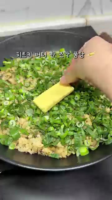 찬밥과 후추를 넣고 골고루 섞은 뒤, 팬에 넓게 펼쳐줍니다. — 냉장고에 버섯이랑 찬밥 있으면 제발 이대로 볶아보세요! 기절합니다
