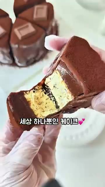 찹쌀가루, 전분, 코코아가루, 설탕, 우유, 식용유를 섞어 체에 거… — 쫀득꾸덕 초코모찌케이크 정석레시피