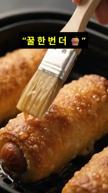 말아놓은 식빵을 계란물에 골고루 묻혀주세요. — 식빵으로 만든 치즈 폭발 소시지롤 레시피