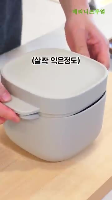 단호박 1개를 전자레인지에 넣고 1분 30초에서 2분 정도 돌려 살… — 손이 자꾸가는 단호박 과자