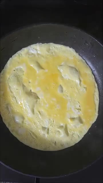 맛살을 길게 찢어 준비한다. — 실패 없는 캘리포니아롤 만들기 & 와사비마요 소스 황금비율 레시피