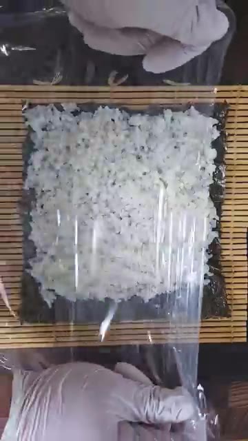 김발 위에 김을 올리고 밥을 얇게 편다. 그 위에 계란 지단, 당근… — 실패 없는 캘리포니아롤 만들기 & 와사비마요 소스 황금비율 레시피