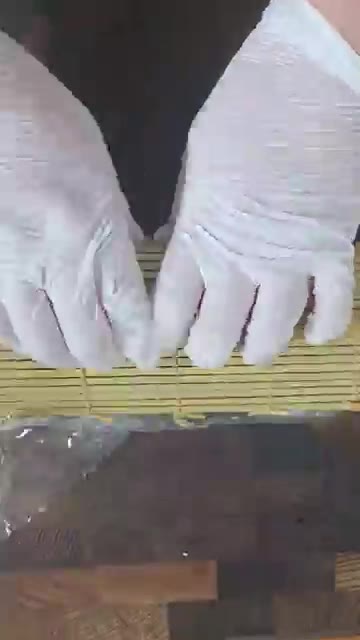김발을 이용해 단단하게 만다. — 실패 없는 캘리포니아롤 만들기 & 와사비마요 소스 황금비율 레시피
