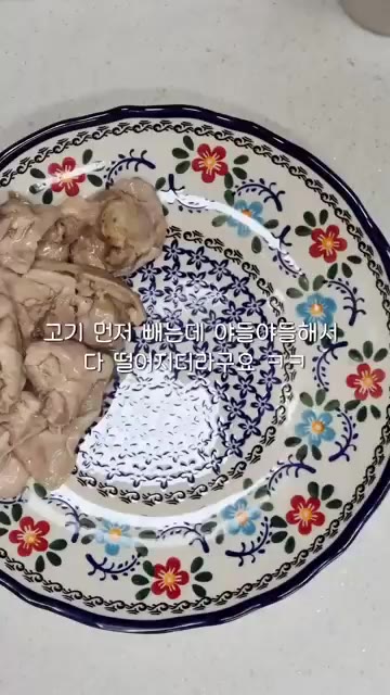 완성된 누룽지 백숙을 접시에 담고 국물을 자작하게 끼얹는다. — 30대 자취 일상: 누룽지 백숙