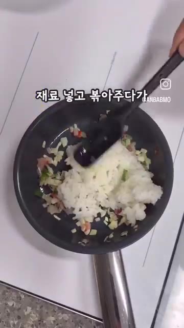 밥을 넣고 간장으로 간을 맞춰줍니다. — 한입에 쏙, 간식으로도 좋은 맛살 볶음 주먹밥