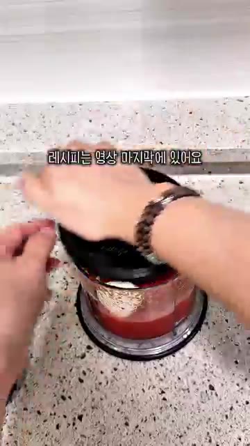 물에 천일염 2큰술을 녹여 배추에 붓고 30분간 절여줍니다. 중간중… — 실비김치×소금수육 레시피