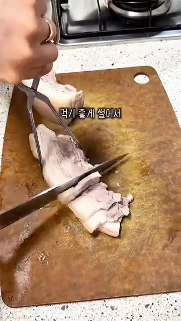 갈아놓은 양념에 고춧가루 3종을 넣고 섞어줍니다. — 실비김치×소금수육 레시피