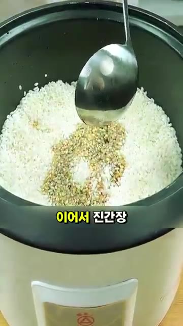 진간장 반 큰술을 넣어 색을 더해주세요. — 아이들도 한 그릇 뚝딱 비우는 마법의 볶음밥 레시피