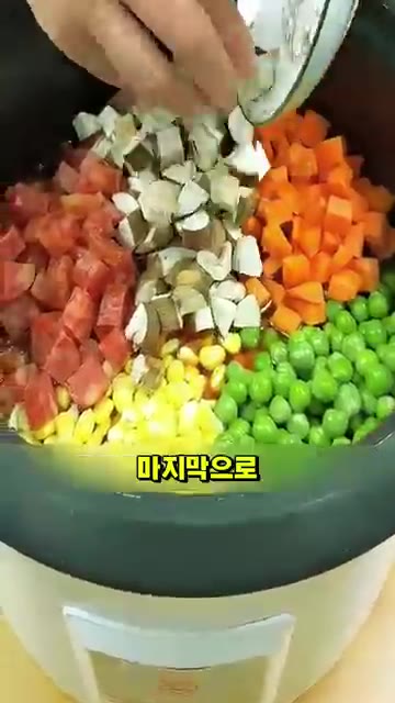 마지막으로 감자 하나를 넣어주세요. — 아이들도 한 그릇 뚝딱 비우는 마법의 볶음밥 레시피