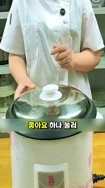 자 이제 감자를 꺼내주세요. 이어서 송송 썬 쪽파를 조금 뿌려 장식… — 아이들도 한 그릇 뚝딱 비우는 마법의 볶음밥 레시피