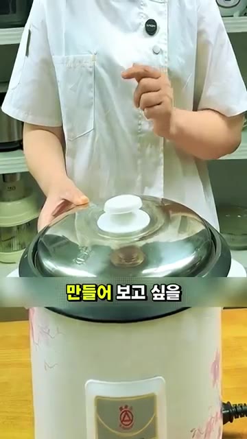 이제 밥을 한번 골고루 풀어주세요. 벌써 향이 확 올라와요. — 아이들도 한 그릇 뚝딱 비우는 마법의 볶음밥 레시피