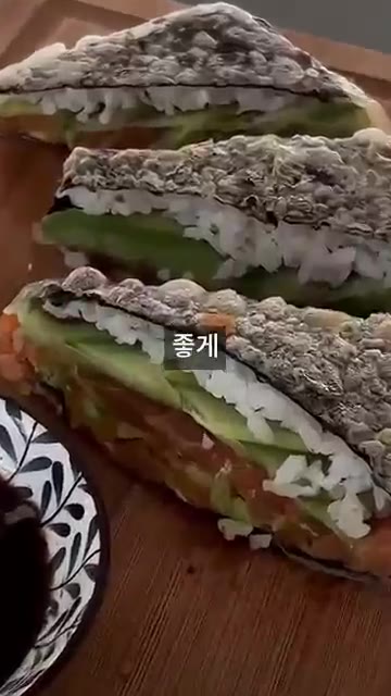 먹기 좋게 썰어줍니다. — 겉바속촉 라이스페이퍼 연어 김밥