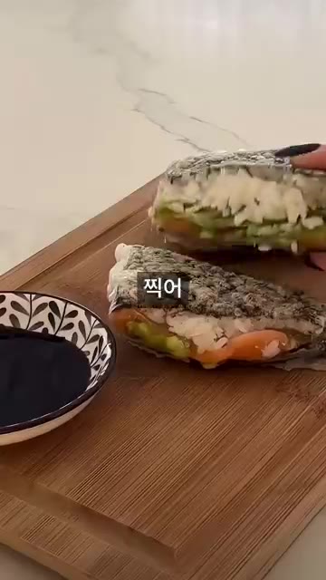 샌드위치 김밥을 소스에 찍어줍니다. — 겉바속촉 라이스페이퍼 연어 김밥