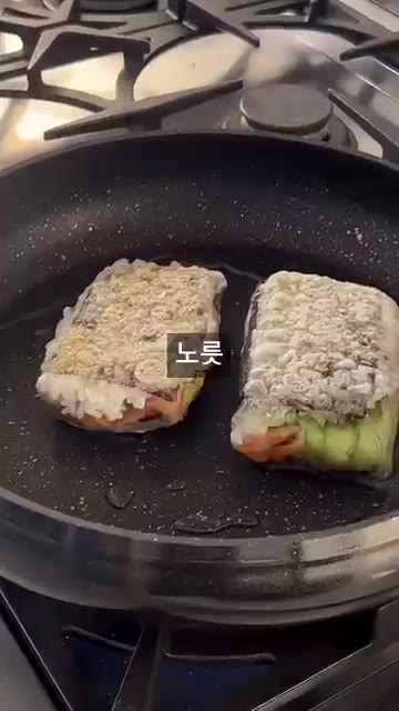 달군 팬에 올려 노릇하게 구워줍니다. — 겉바속촉 라이스페이퍼 연어 김밥
