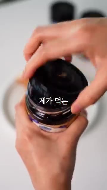 통밀빵은 팬에 올리브 오일을 두르고 앞뒤로 노릇하게 구워줍니다. — 마요네즈 설탕 걱정 없는 양배추 에그 마요 샌드위치