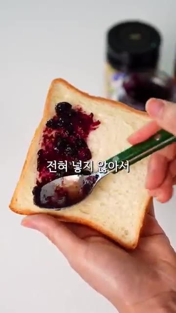 구운 통밀빵 위에 양배추 에그마요 속을 듬뿍 올립니다. — 마요네즈 설탕 걱정 없는 양배추 에그 마요 샌드위치