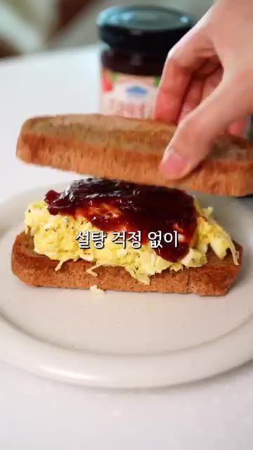 다른 통밀빵으로 덮어 샌드위치를 완성합니다. — 마요네즈 설탕 걱정 없는 양배추 에그 마요 샌드위치