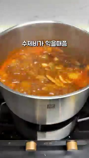 수제비가 거의 익으면 계란 2개를 풀어 국물 위에 부드럽게 둘러준다. — 쫄깃한 수제비 반죽으로 만든 강릉 유명 장칼국수