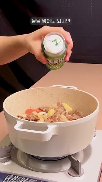 맥주 1캔을 넣고 알코올이 날아갈 때까지 5분 정도 끓여준다. 맥주… — 존맛 소고기 카레 레시피!