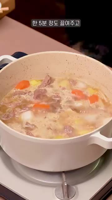 물 200ml를 넣고 끓어오르면 준비한 카레를 넣는다. — 존맛 소고기 카레 레시피!