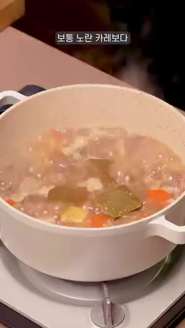골든카레 3큐브를 넣고 잘 녹을 수 있도록 저어주며 끓인다. 골든카… — 존맛 소고기 카레 레시피!