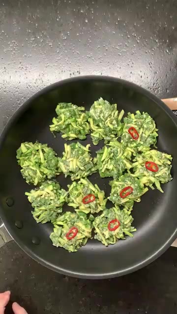 팬에 기름을 넉넉히 두르고 반죽을 숟가락으로 떠 넣어 모양을 잡은… — 이천원의 행복 애호박전