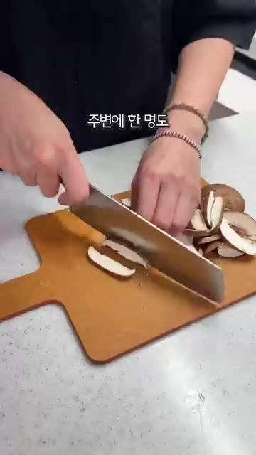쌀은 씻어서 30분간 불려줍니다. 냄비에 버터와 다진 마늘, 표고버… — 비 오는 날 칼칼한 명란 두부찌개와 감칠맛 폭발 명란 솥밥 레시피