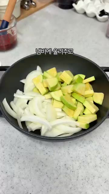 뚜껑을 열고 쪽파와 명란을 올린 후 다시 뚜껑을 덮고 불을 끈 채로… — 비 오는 날 칼칼한 명란 두부찌개와 감칠맛 폭발 명란 솥밥 레시피