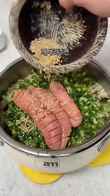 물 500ml와 가루육수 1개를 넣고 끓여주면 칼칼한 명란 두부찌개… — 비 오는 날 칼칼한 명란 두부찌개와 감칠맛 폭발 명란 솥밥 레시피