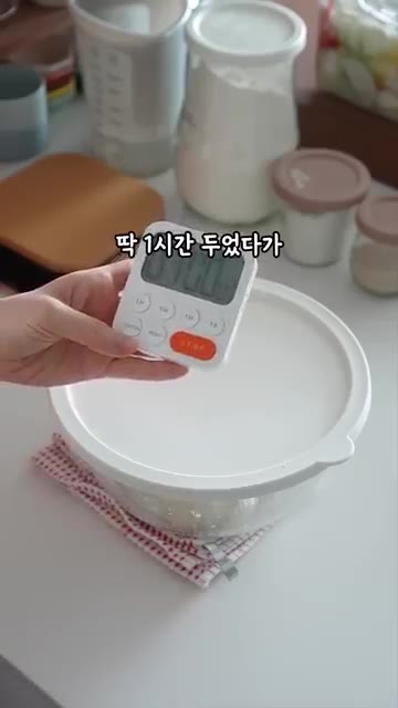 올리브오일을 넣고 대충 섞은 뒤 강력분과 소금을 넣고 섞어줍니다. — 후라이팬 하나로 누룽지빵 만들기