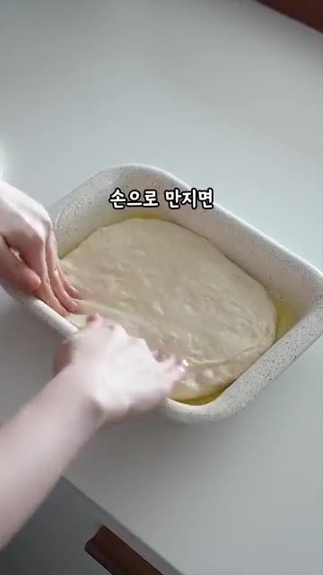 반죽을 넓게 펴주고 약 20~30분 정도 잠시 둡니다. — 후라이팬 하나로 누룽지빵 만들기