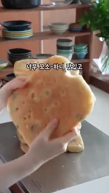 노릇하게 구워진 빵을 그대로 먹거나, 반으로 갈라 샌드위치로 만들어… — 후라이팬 하나로 누룽지빵 만들기