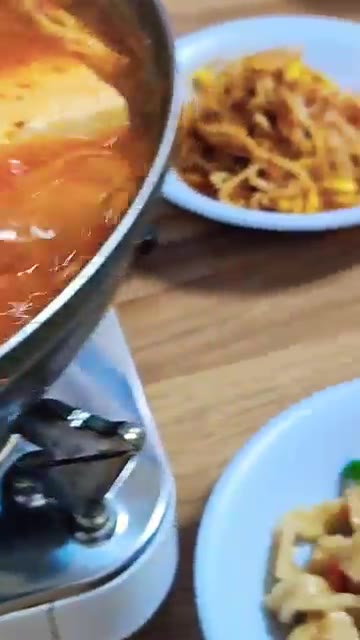 냄비에 손두부, 김치, 돼지고기, 양파, 대파를 넣고 고춧가루, 간… — 홍천 가면 꼭 먹는 손두부 짜글이🔥