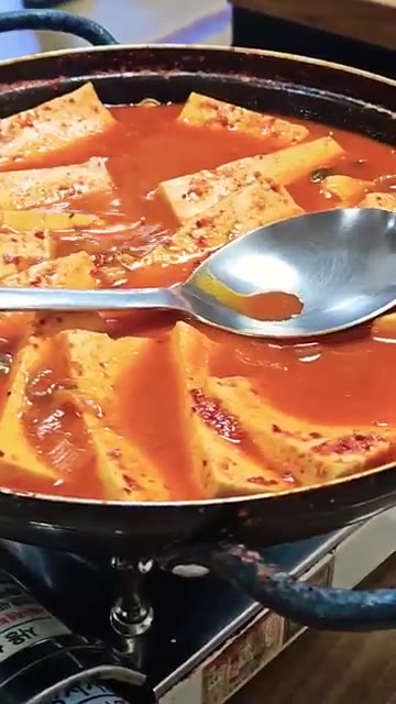 국물이 자작해질 때까지 끓여준다. 손두부가 부드럽고 고소하다. — 홍천 가면 꼭 먹는 손두부 짜글이🔥
